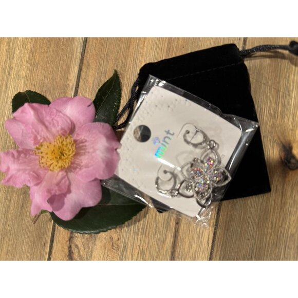 Mint Faux Clover Crystal Rhinestone Silvertone Earrings Party Wedding Cruise NEW - Picture 4 of 6